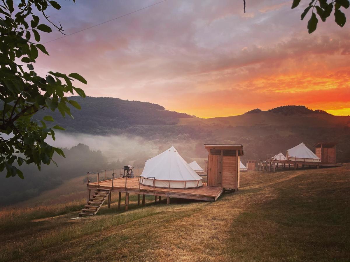 The Hunters Glamping Hotel Ciudanovita Екстериор снимка